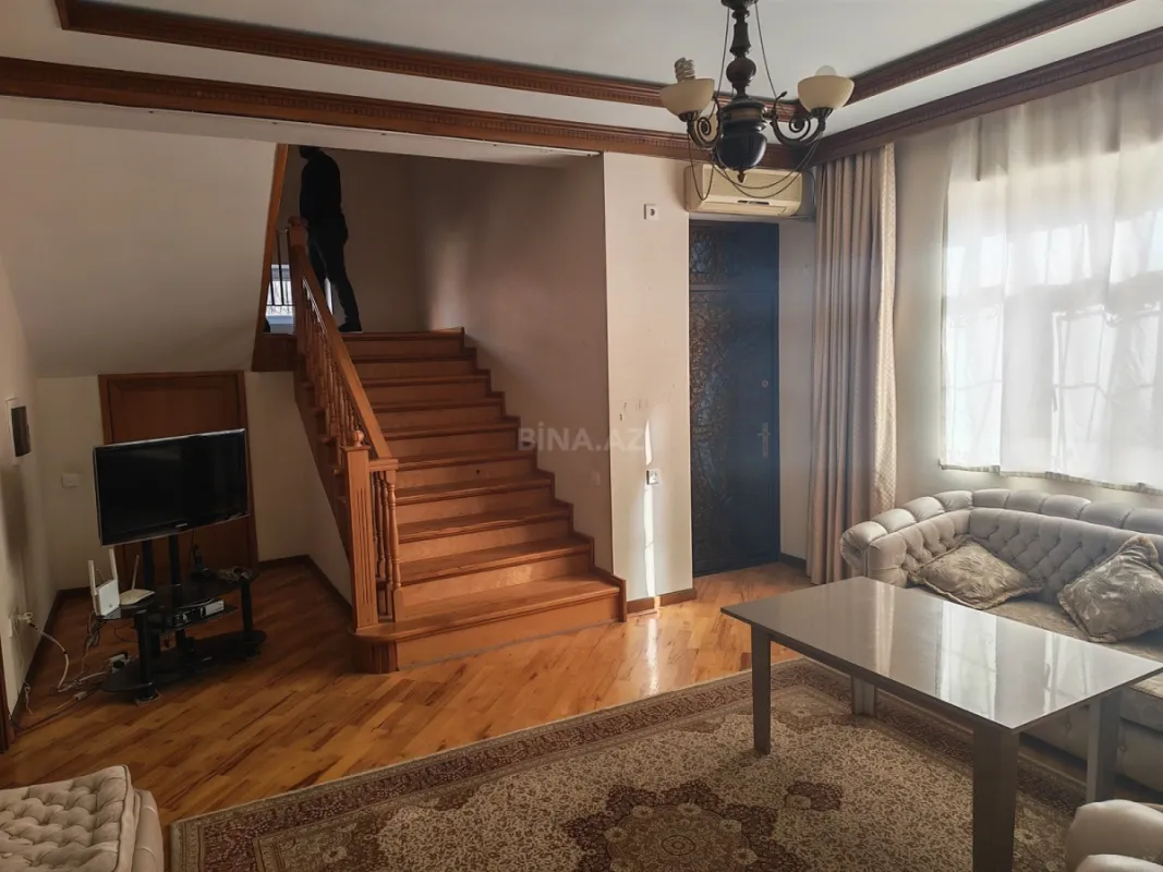 Kirayə verilir 6 otaqlı həyət evi 240 m²