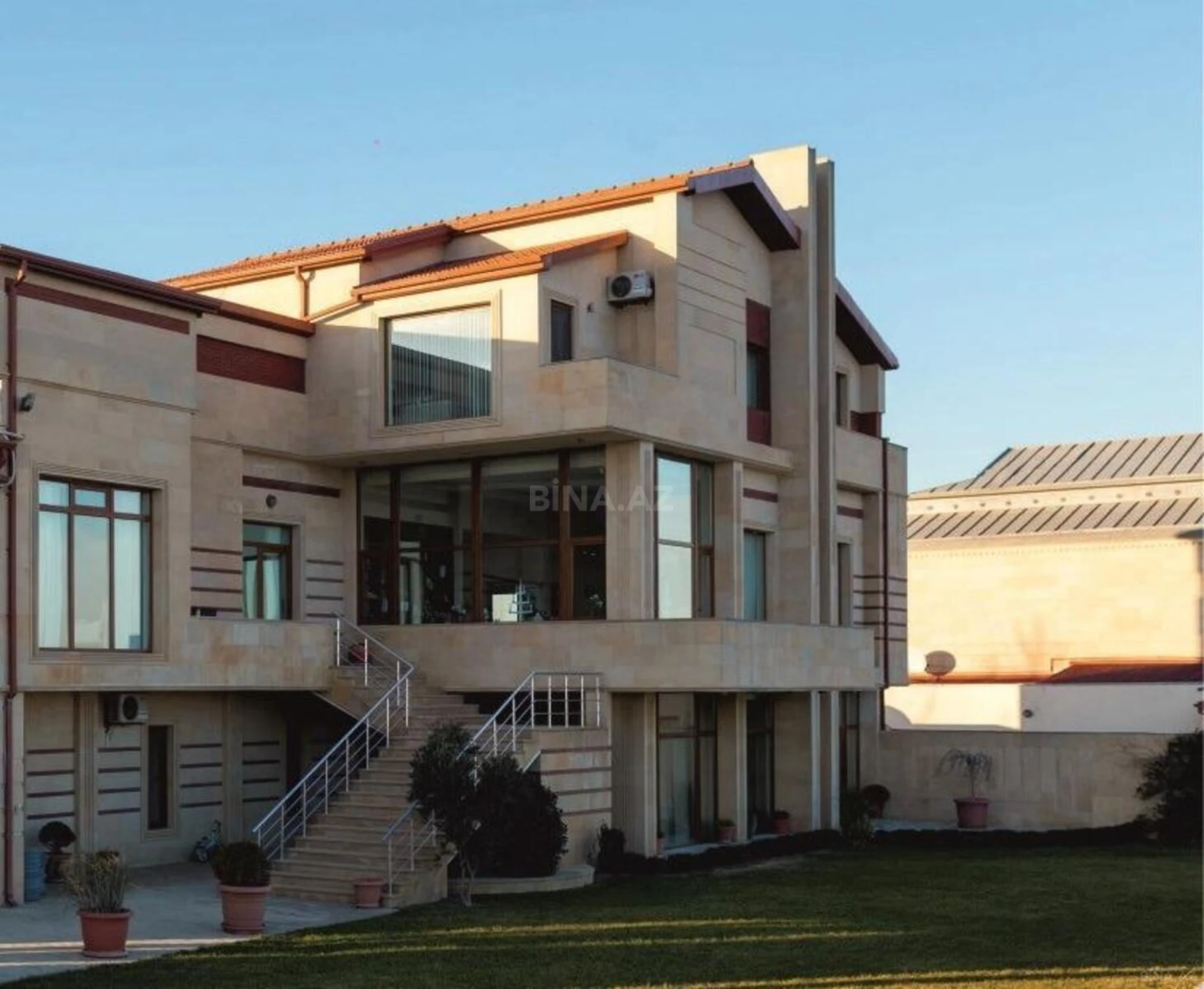 Satılır 7 otaqlı həyət evi 500 m²