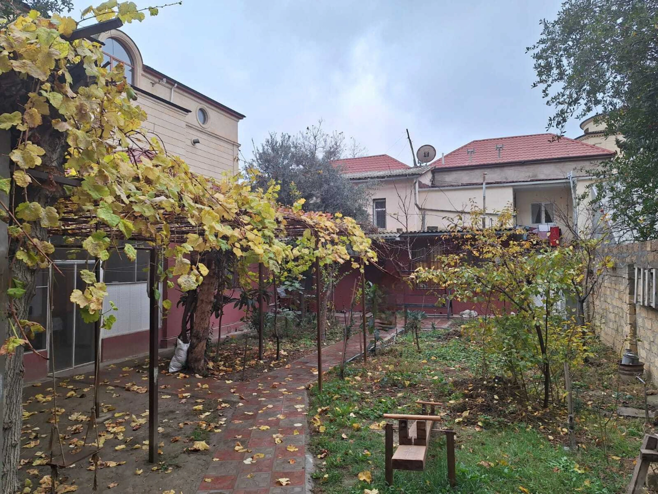 Satılır 6 otaqlı həyət evi 100 m²