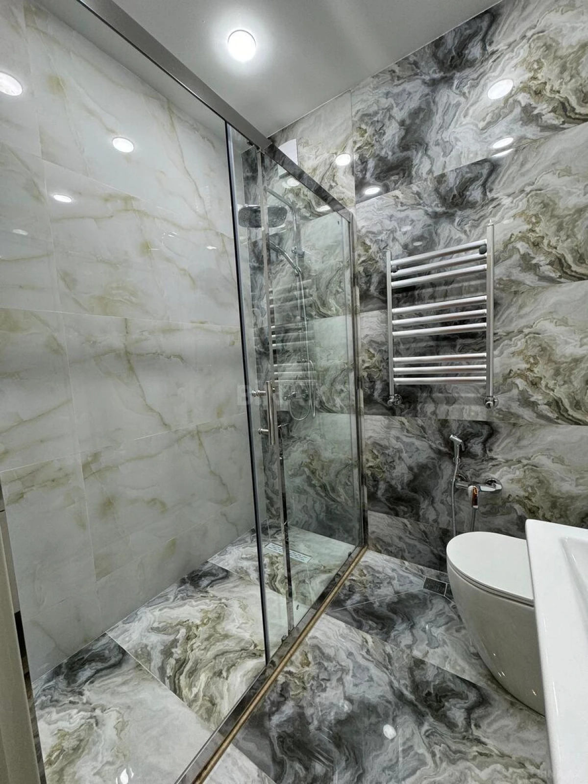 Kirayə verilir 2 otaqlı mənzil 75 m²