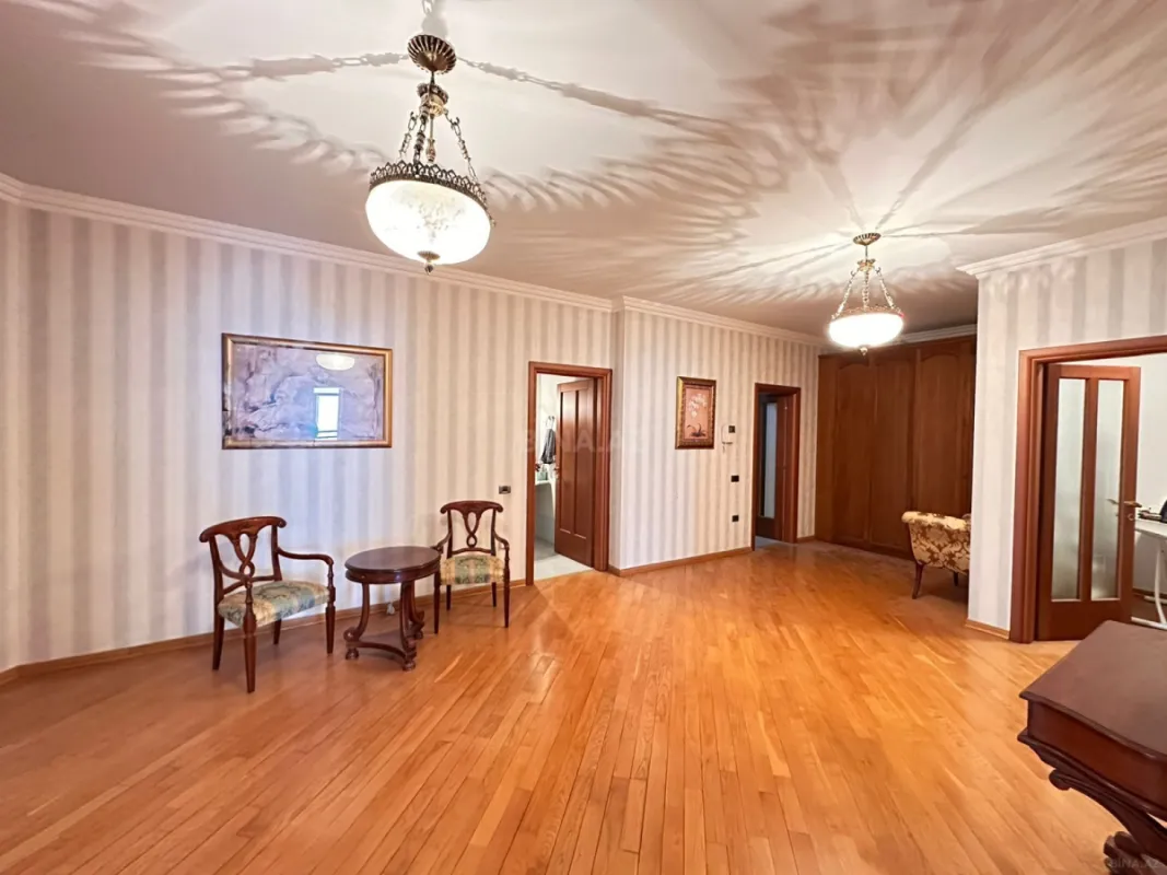 Satılır 4 otaqlı mənzil 240 m²