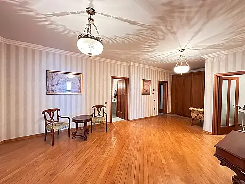 Satılır 4 otaqlı mənzil 240 m²