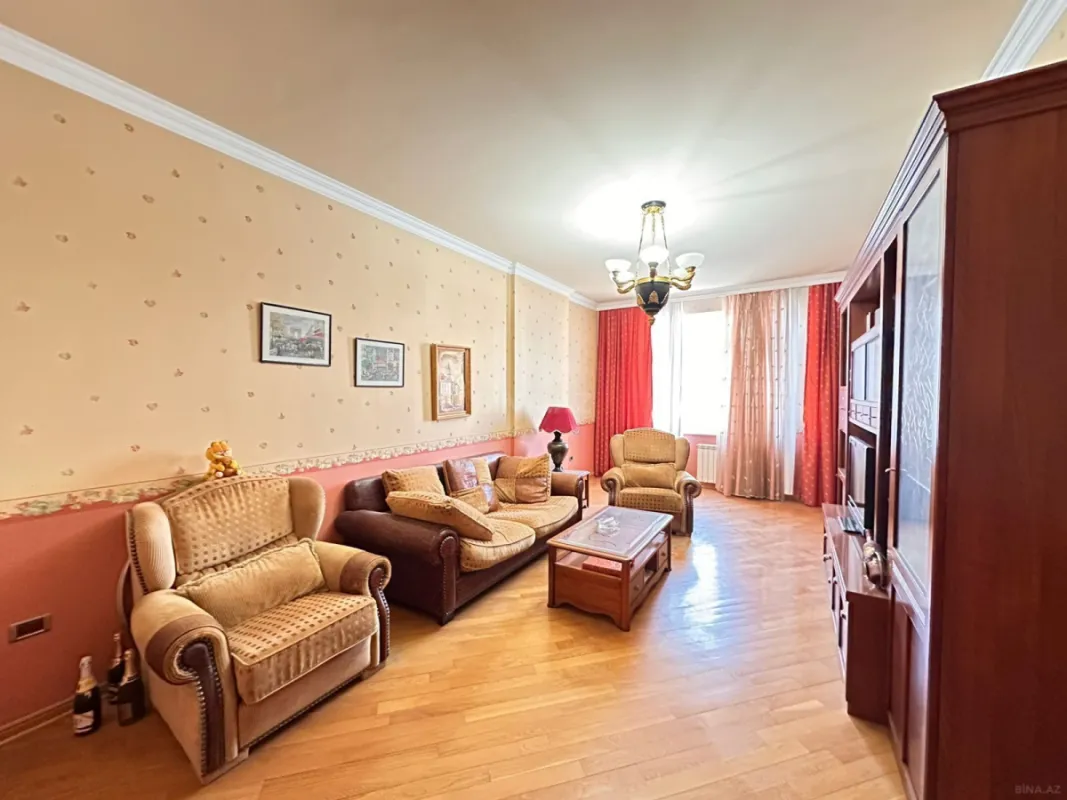 Satılır 4 otaqlı mənzil 240 m²
