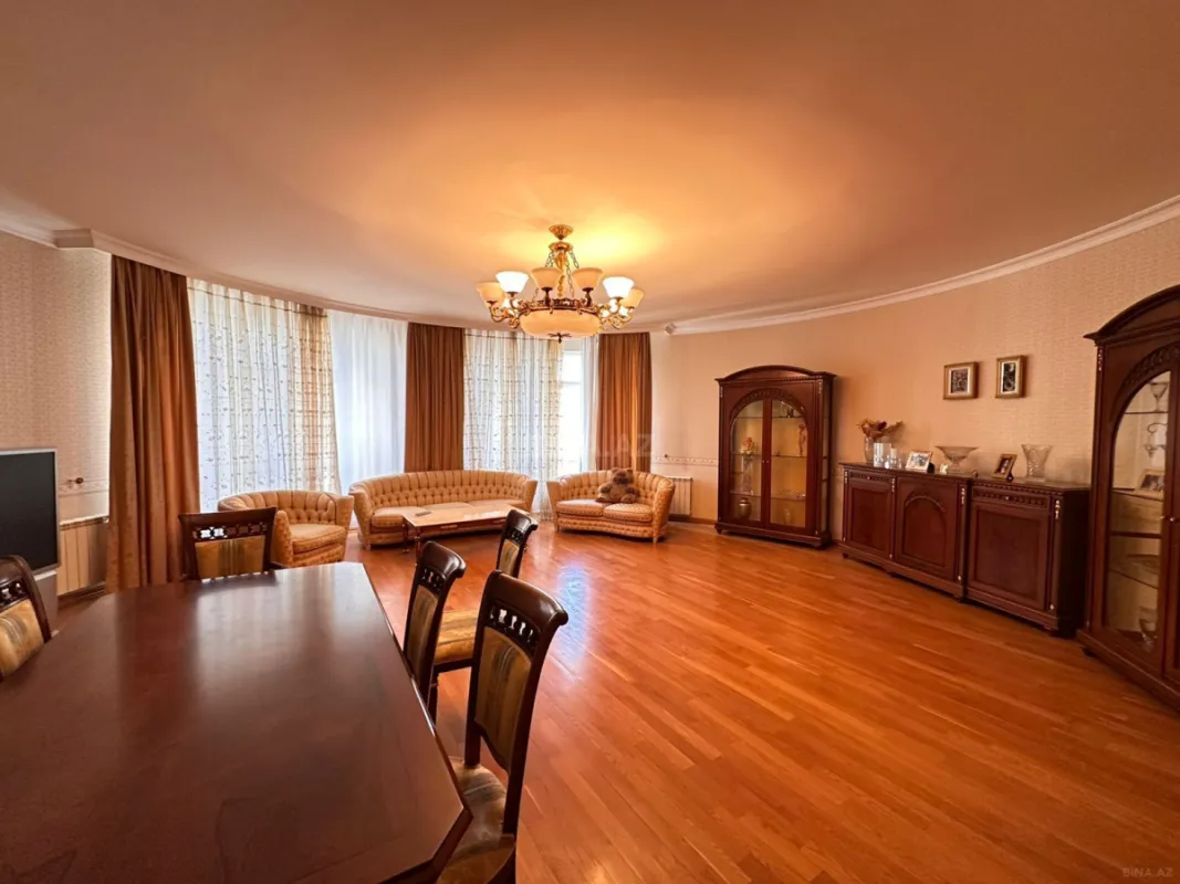 Satılır 4 otaqlı mənzil 240 m²