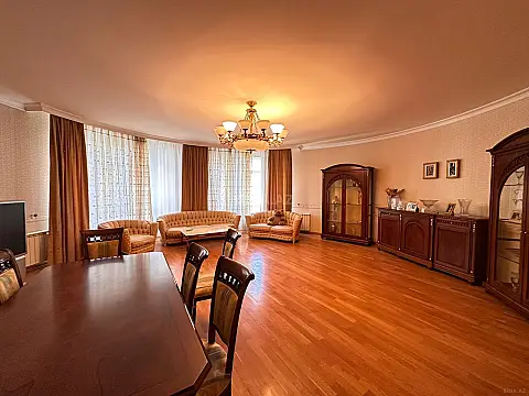 Satılır 4 otaqlı mənzil 240 m²