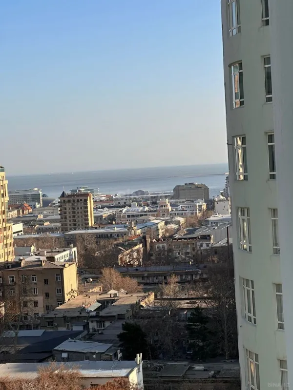 Satılır 4 otaqlı mənzil 240 m²