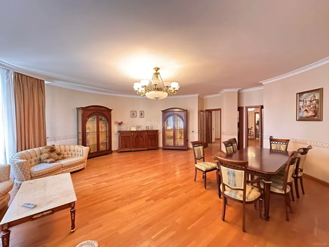 Satılır 4 otaqlı mənzil 240 m²
