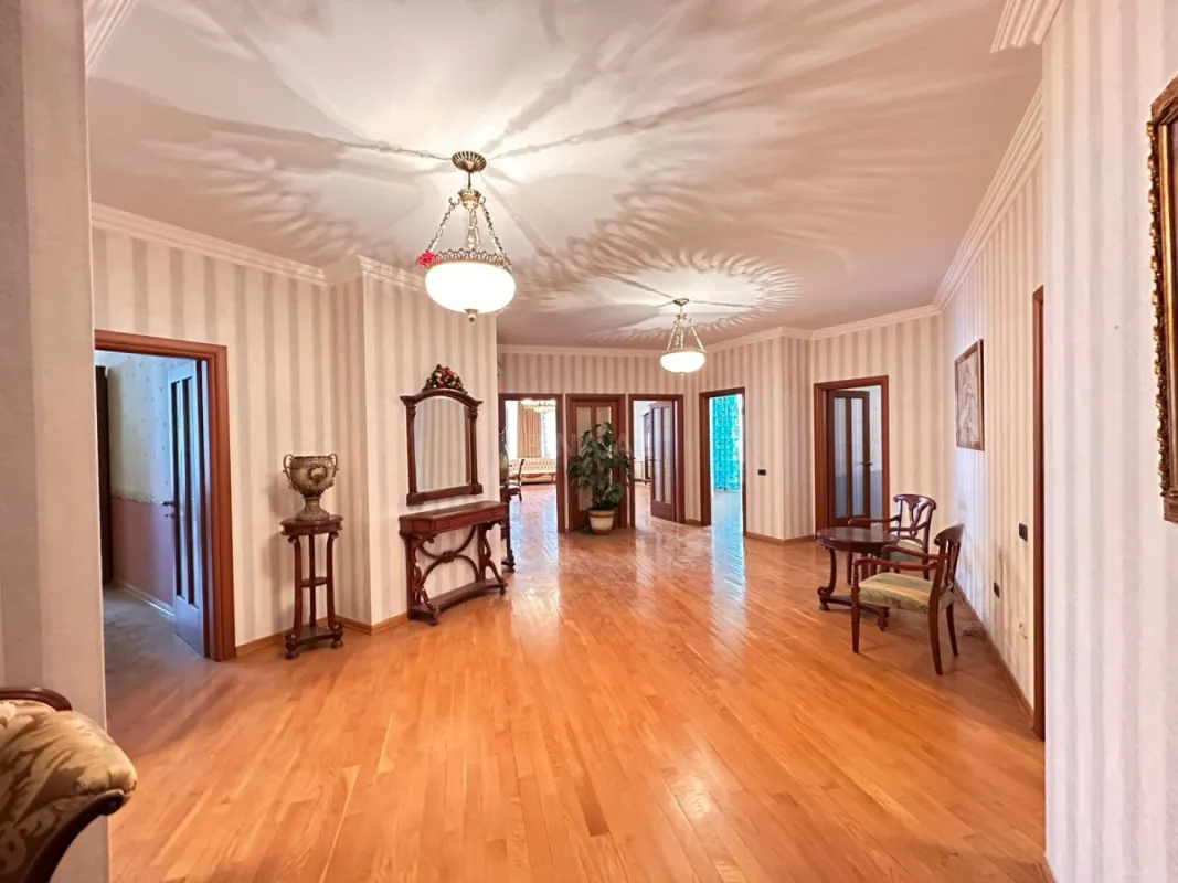 Satılır 4 otaqlı mənzil 240 m²