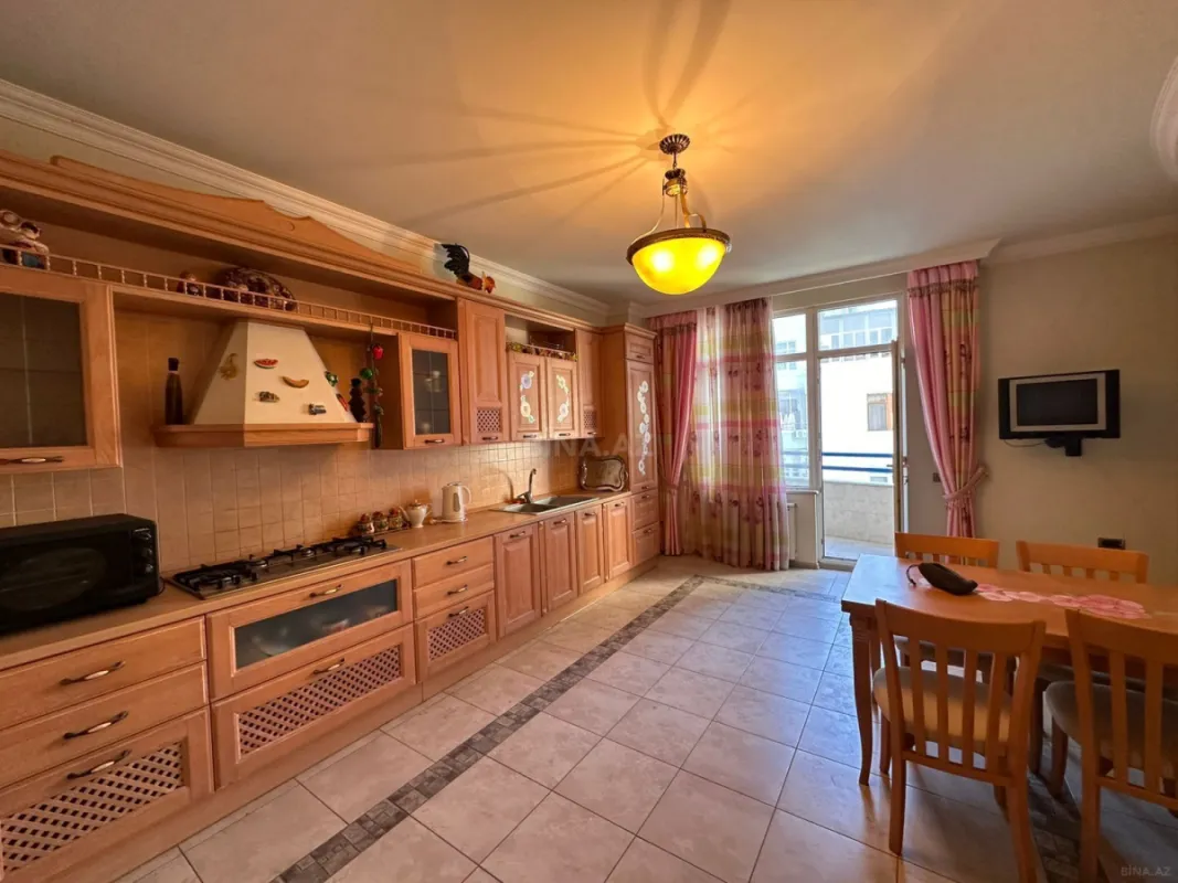 Satılır 4 otaqlı mənzil 240 m²