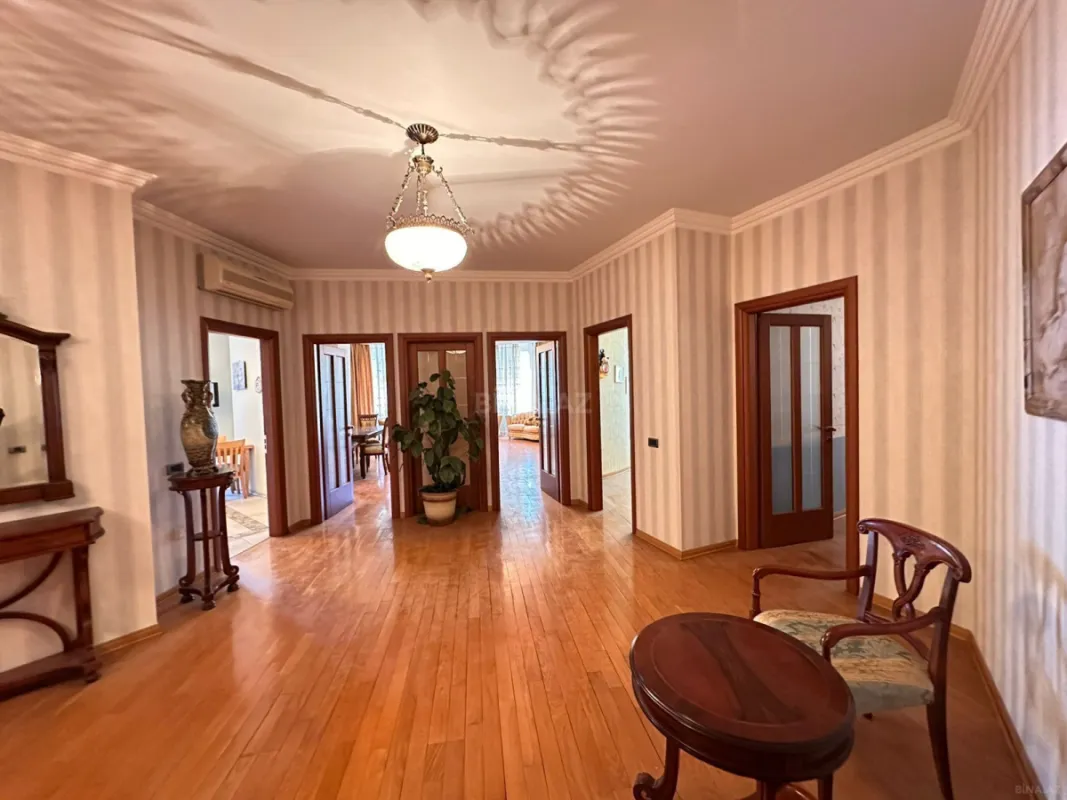 Satılır 4 otaqlı mənzil 240 m²