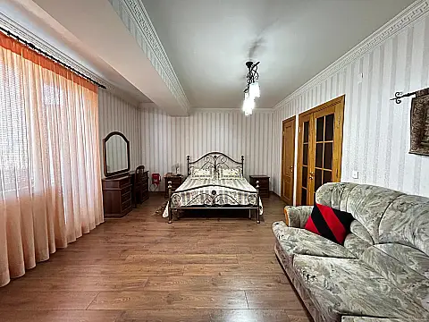 Kirayə verilir 4 otaqlı mənzil 170 m²