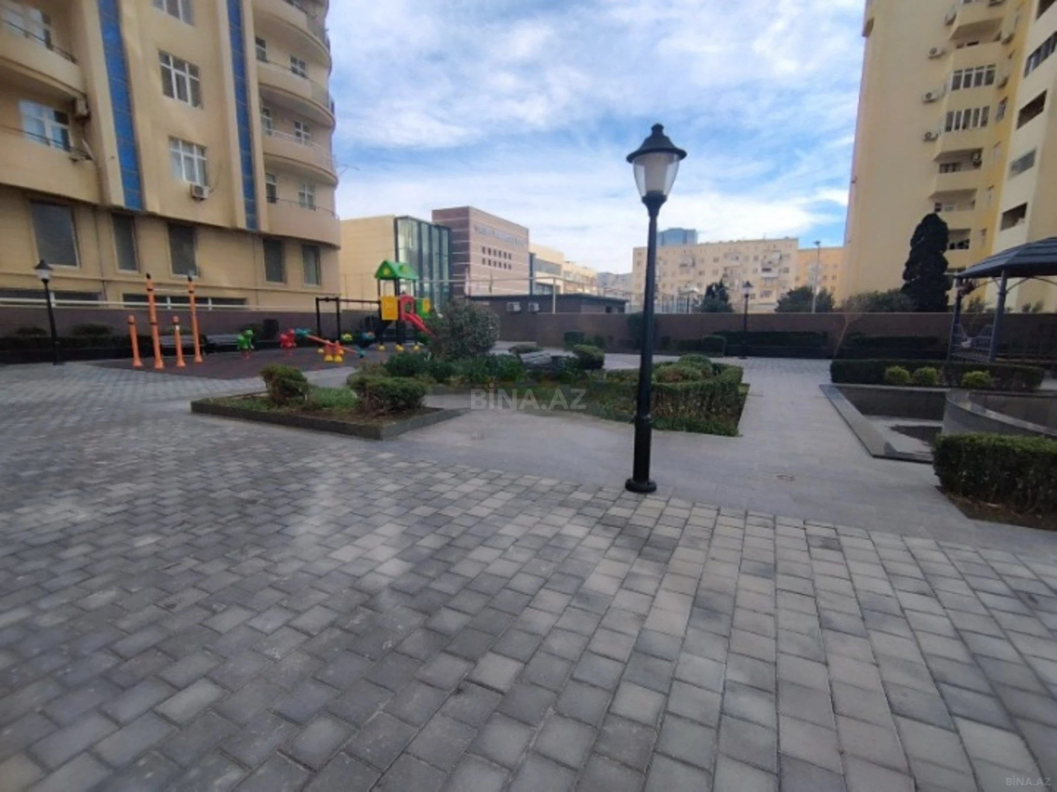 Satılır 2 otaqlı mənzil 93 m²