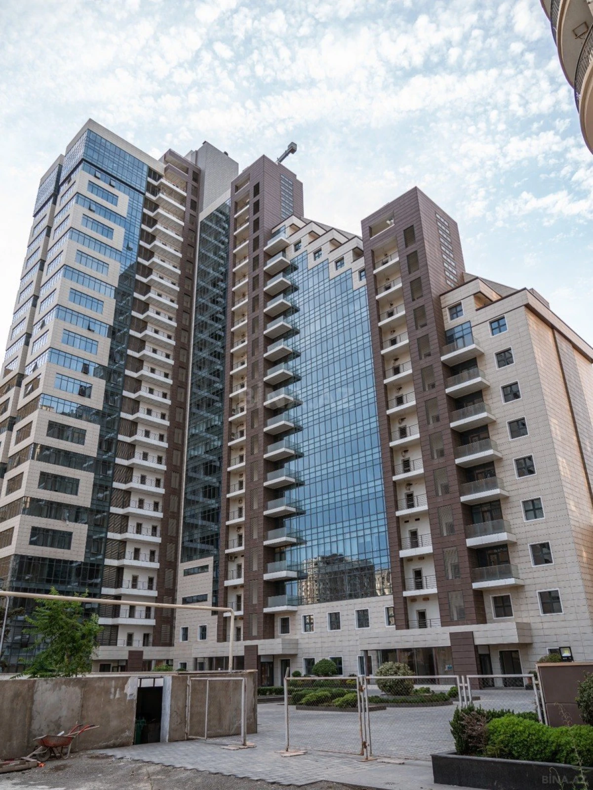 Satılır 2 otaqlı mənzil 93 m²