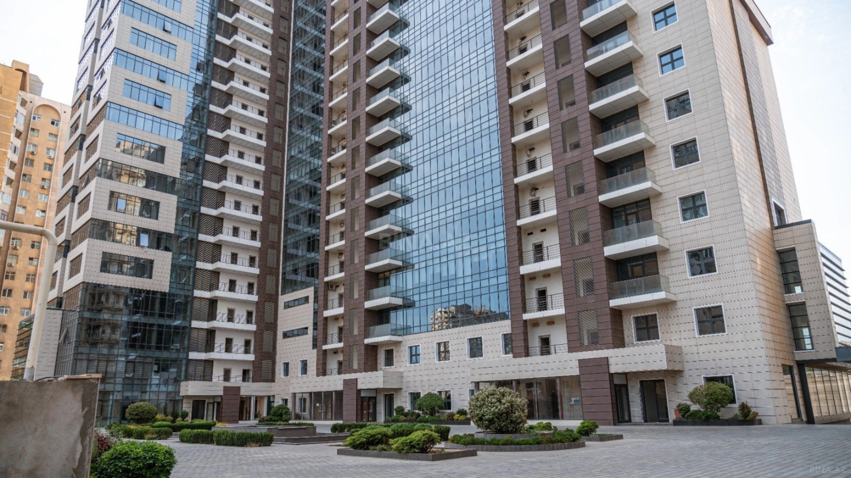 Satılır 2 otaqlı mənzil 93 m²