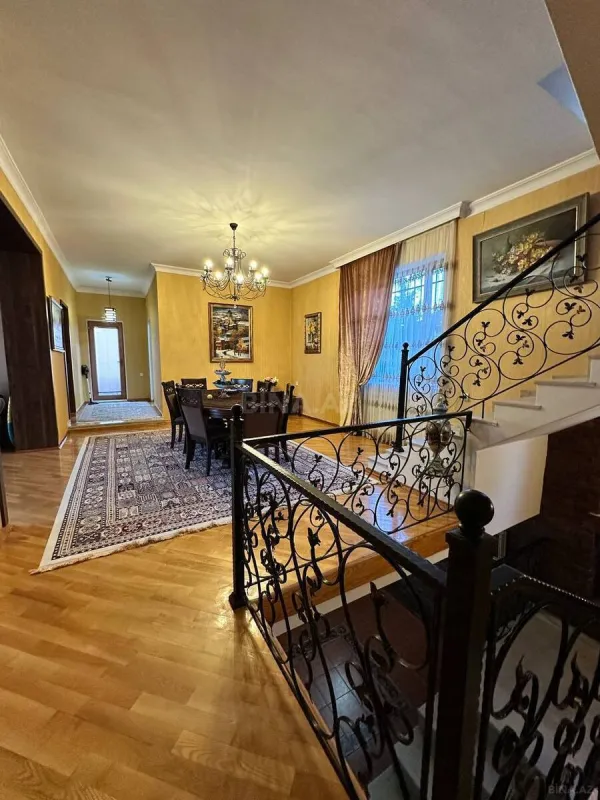 Satılır 6 otaqlı həyət evi 600 m²