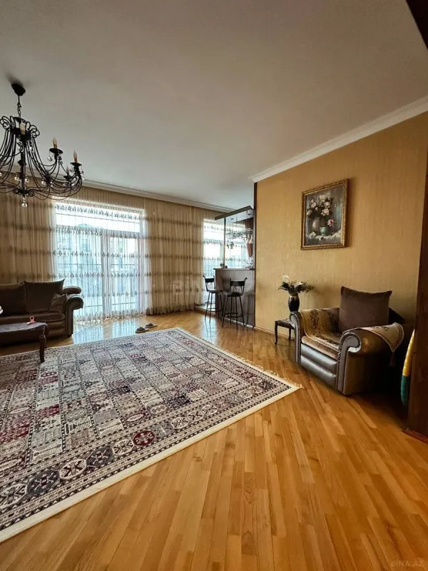 Satılır 6 otaqlı həyət evi 600 m²