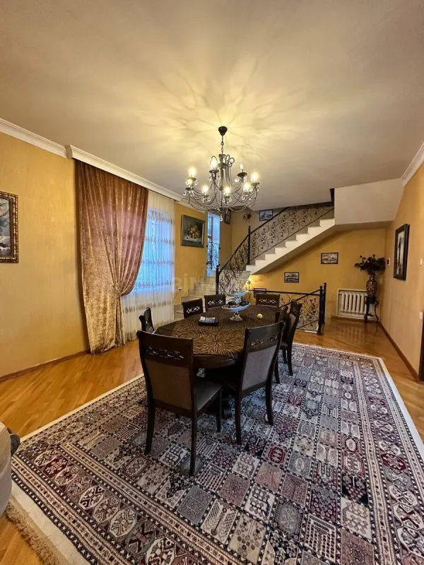 Satılır 6 otaqlı həyət evi 600 m²