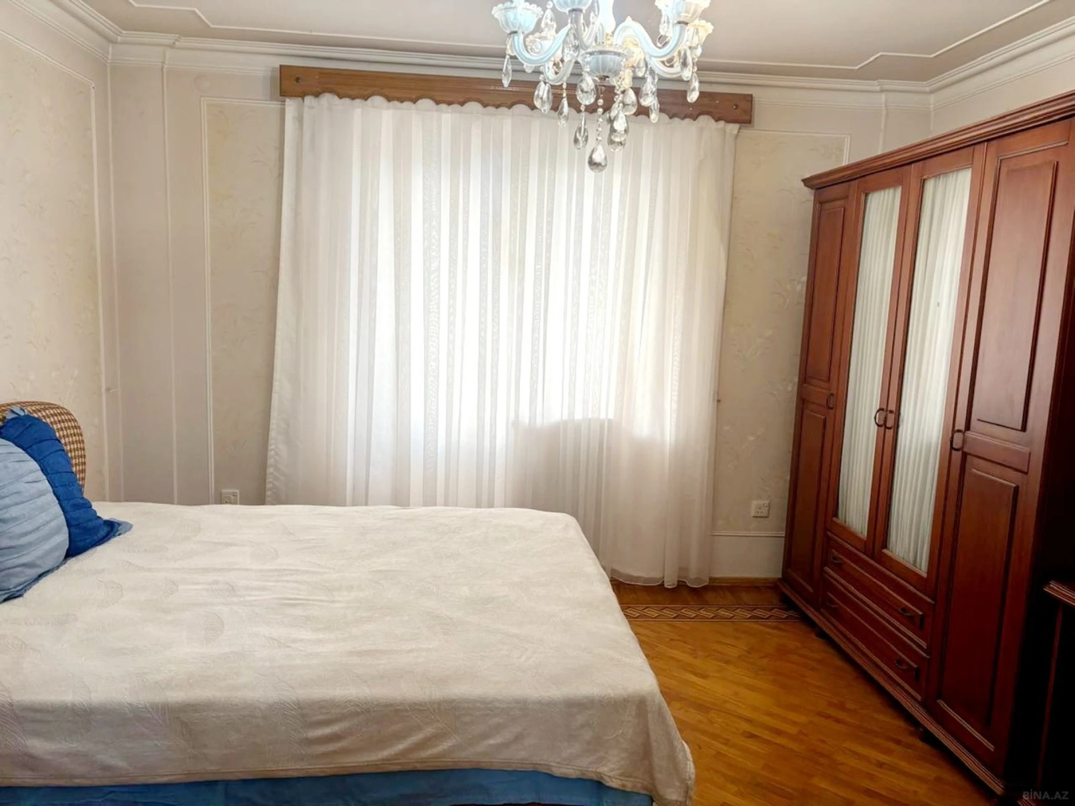 Kirayə verilir 6 otaqlı mənzil 260 m²