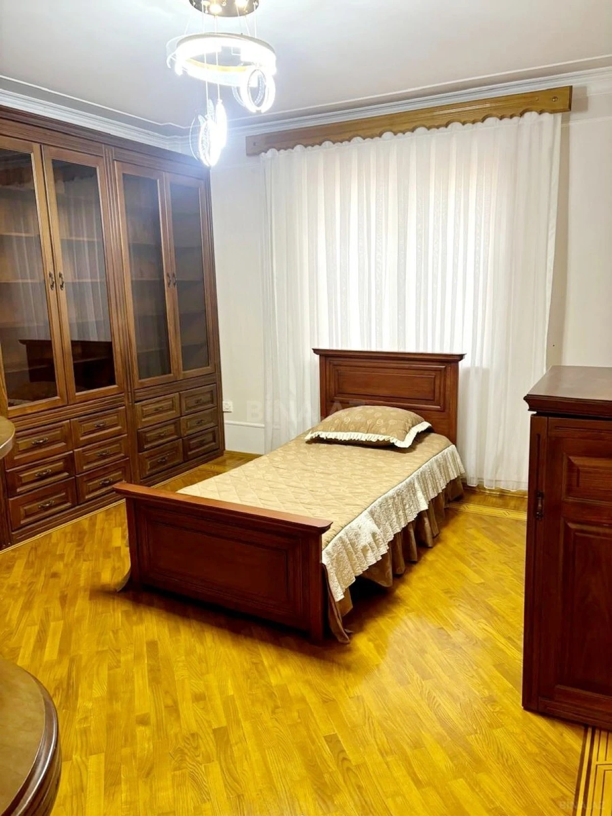 Kirayə verilir 6 otaqlı mənzil 260 m²