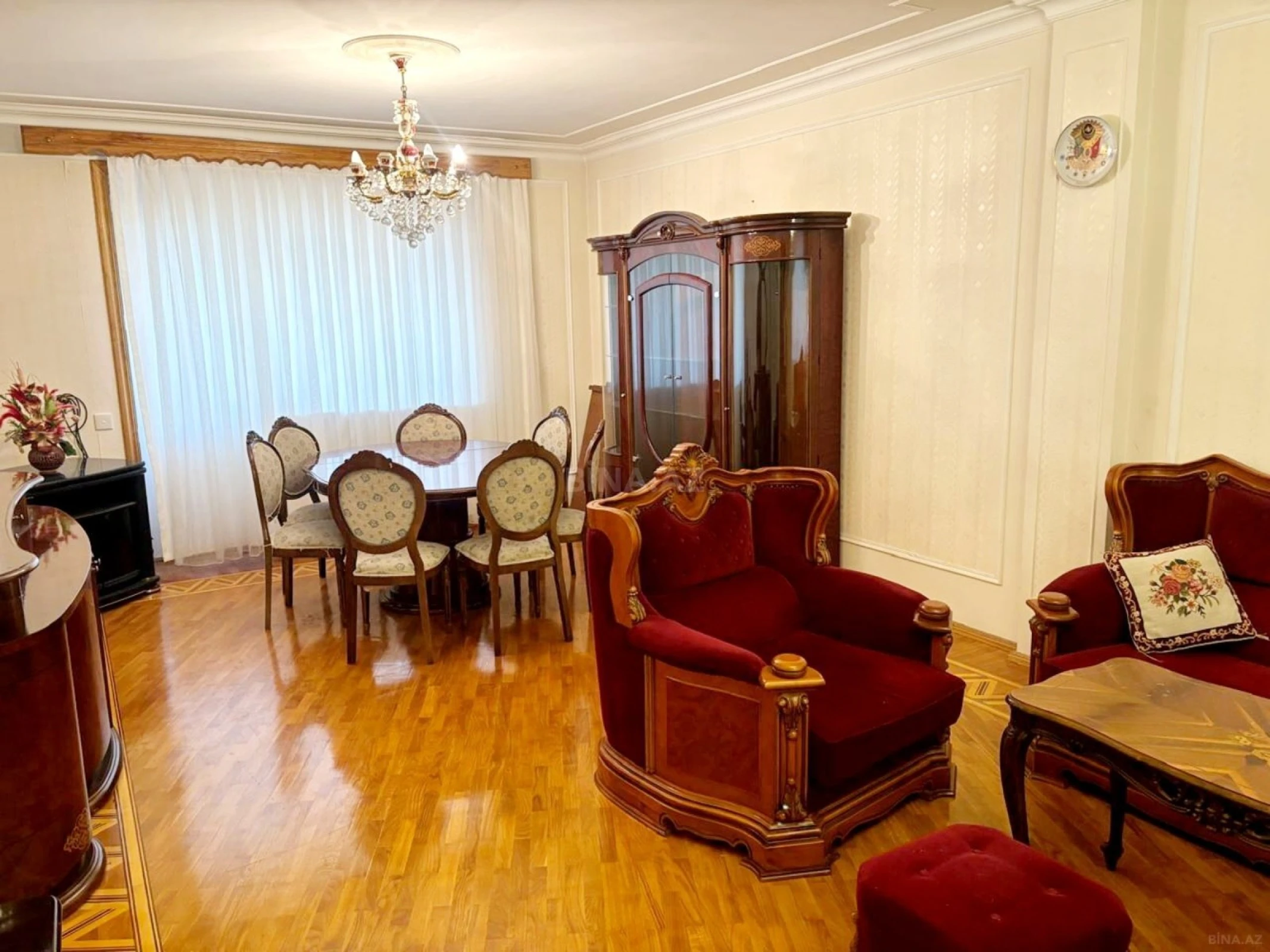 Kirayə verilir 6 otaqlı mənzil 260 m²