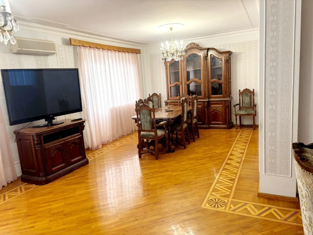 Kirayə verilir 6 otaqlı mənzil 260 m²