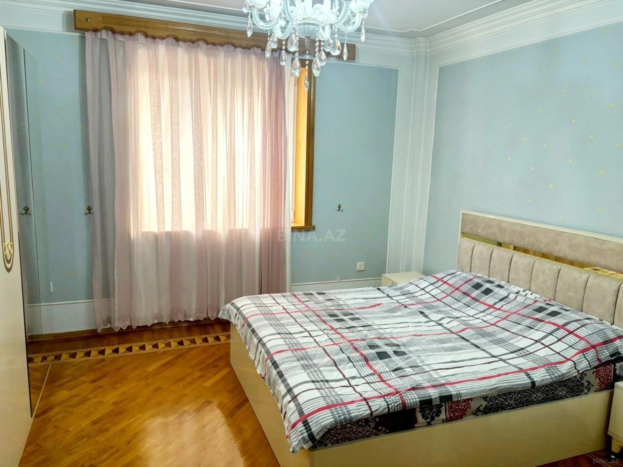 Kirayə verilir 6 otaqlı mənzil 260 m²