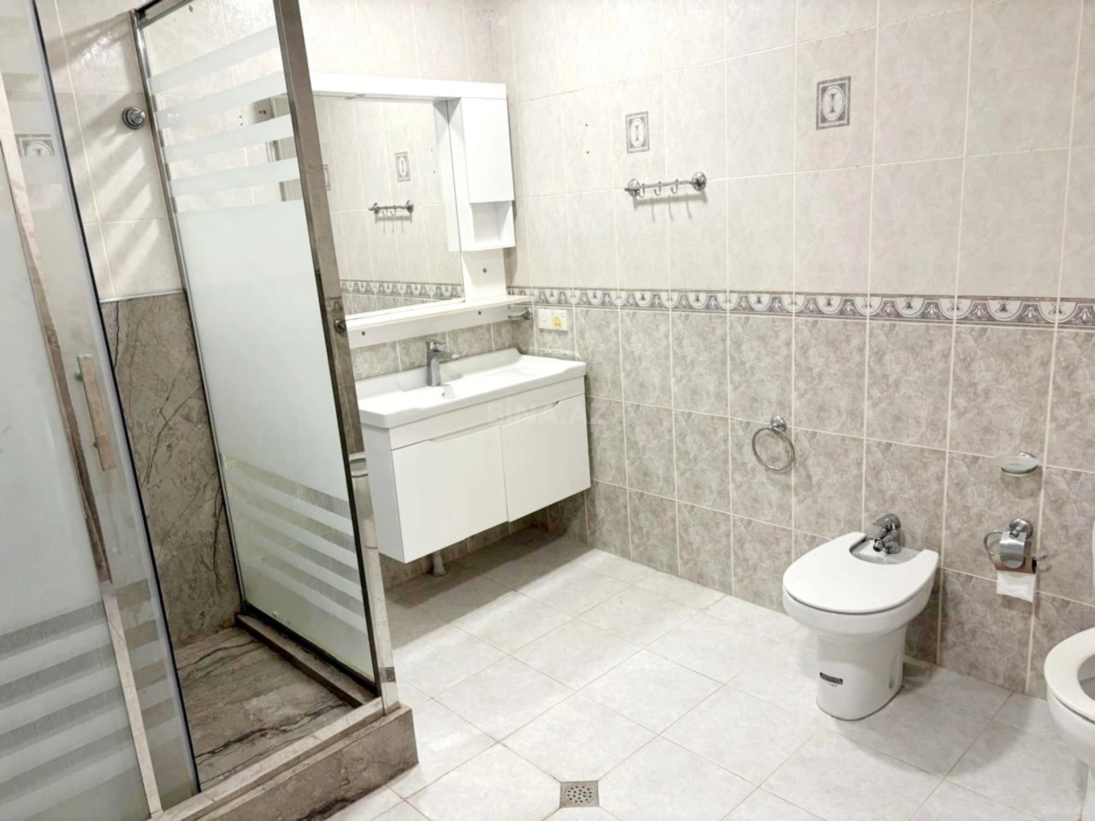 Kirayə verilir 6 otaqlı mənzil 260 m²