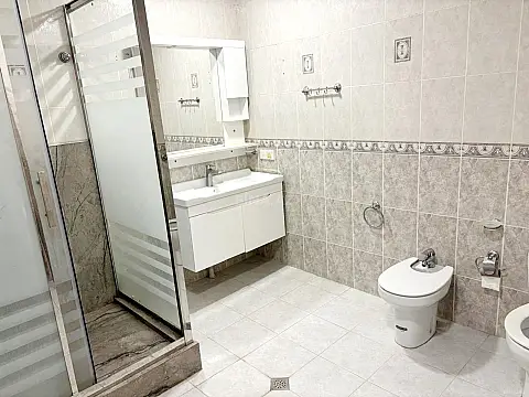 Kirayə verilir 6 otaqlı mənzil 260 m²