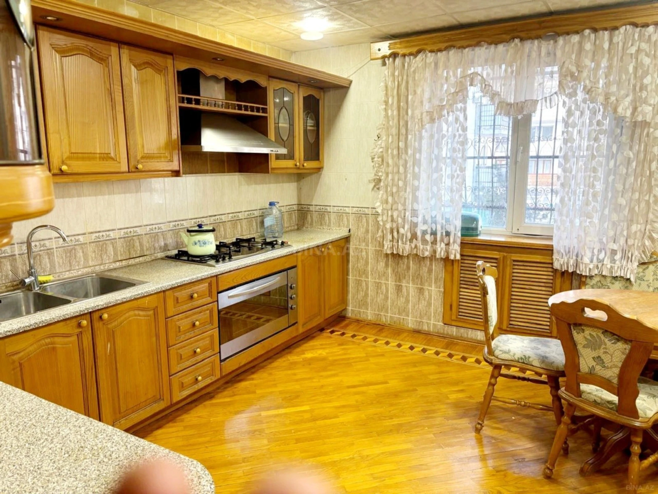 Kirayə verilir 6 otaqlı mənzil 260 m²