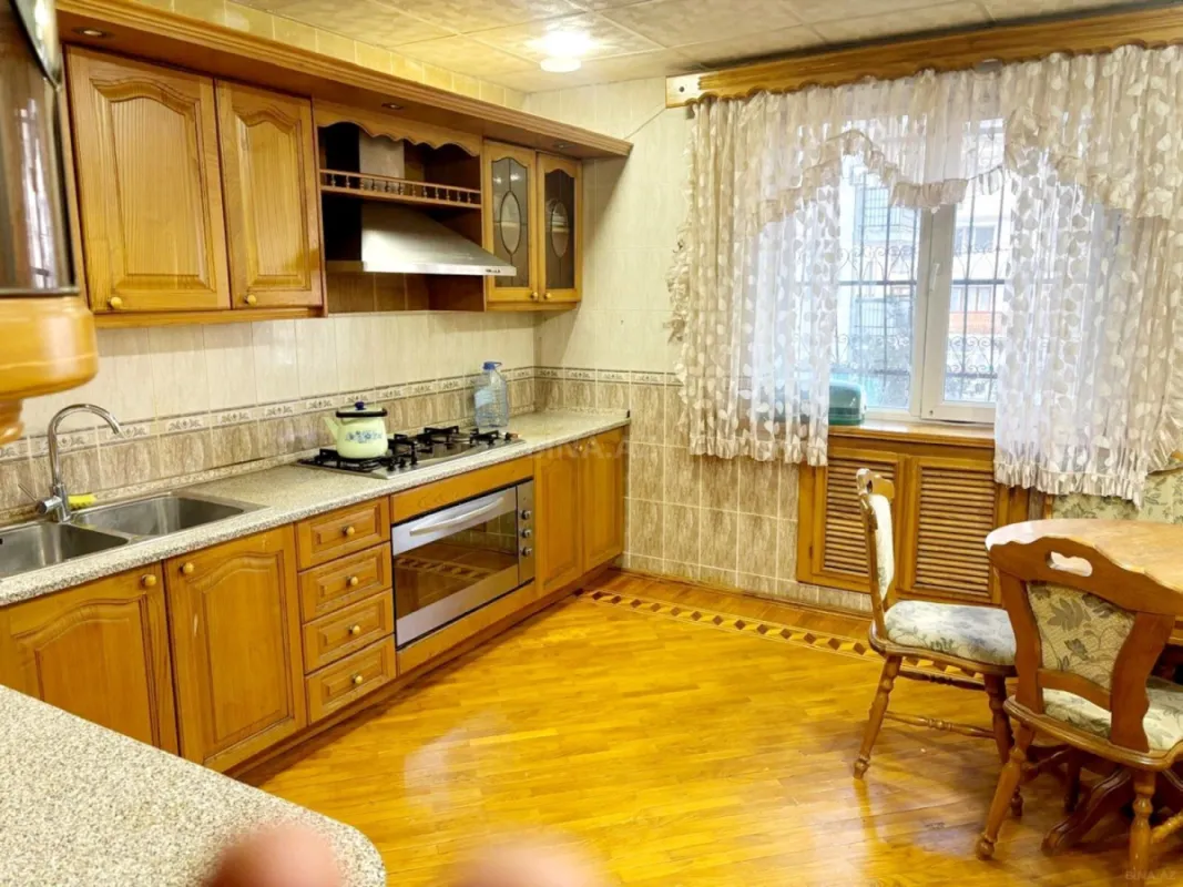 Kirayə verilir 6 otaqlı mənzil 260 m²