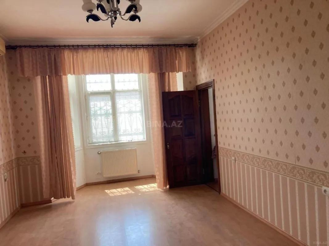 Satılır 8 otaqlı həyət evi 285 m²