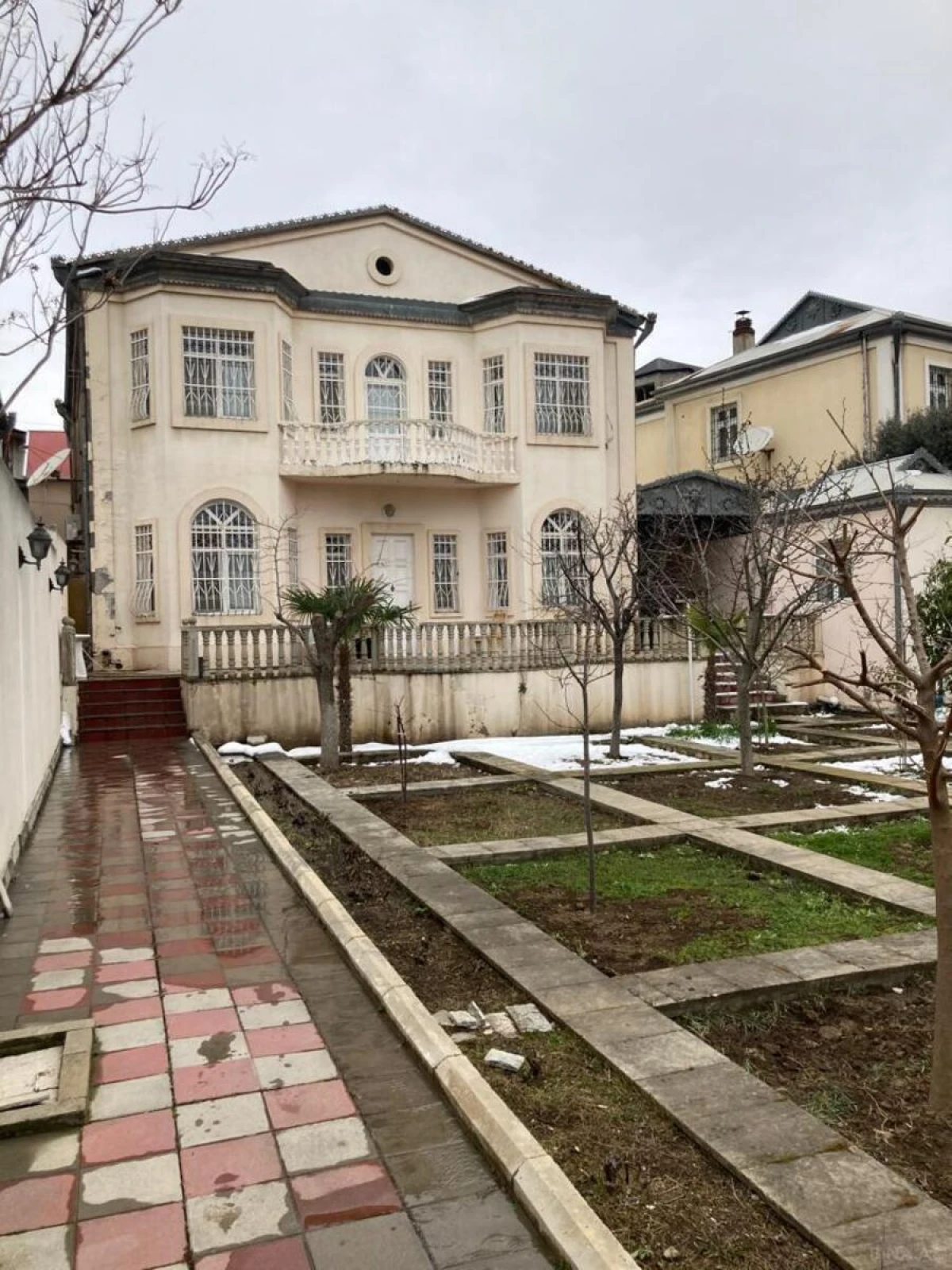 Satılır 8 otaqlı həyət evi 285 m²
