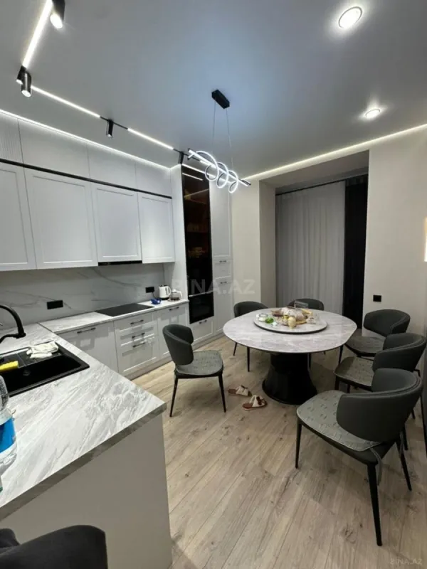 Satılır 3 otaqlı mənzil 121 m²