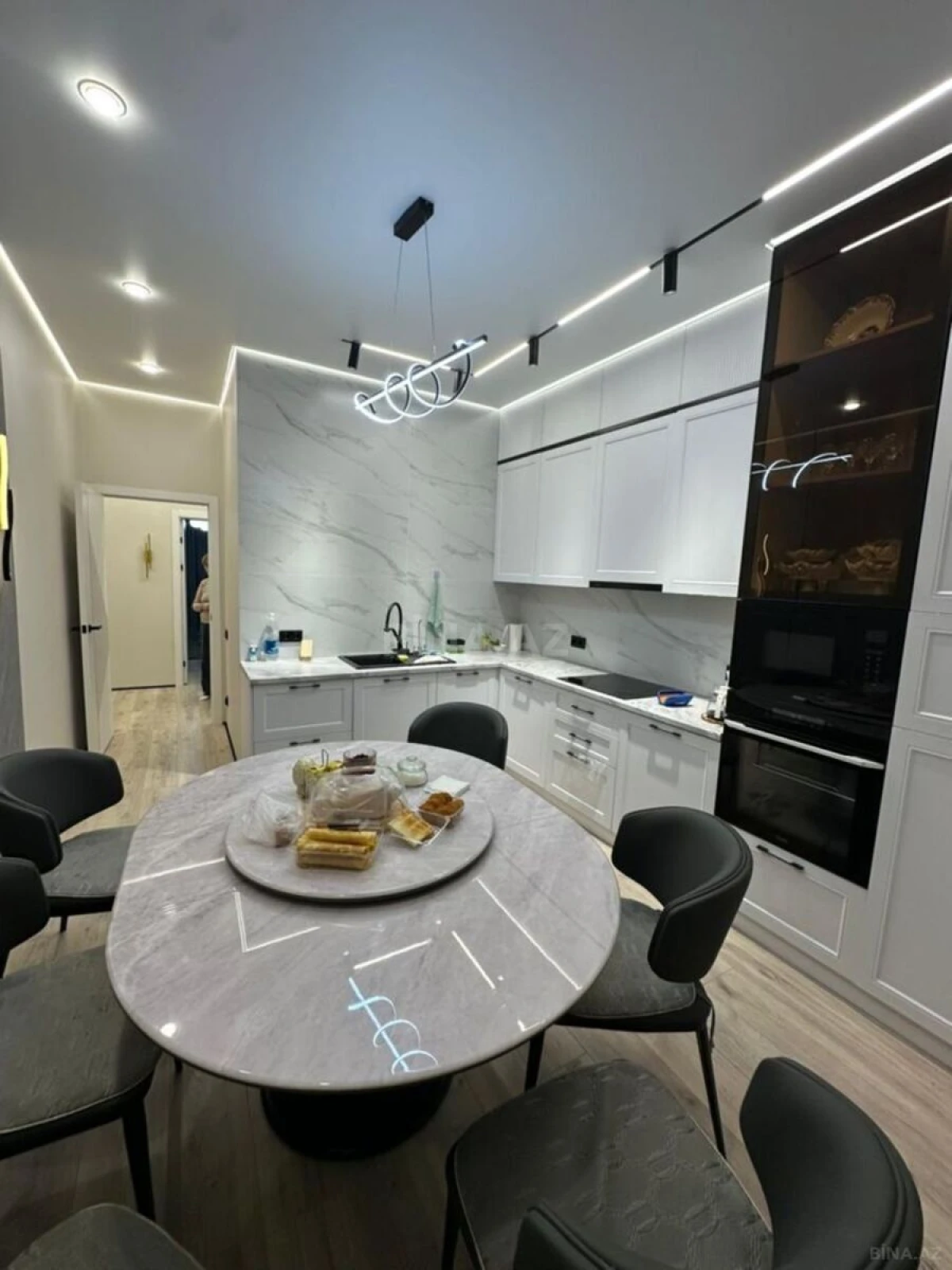 Satılır 3 otaqlı mənzil 121 m²