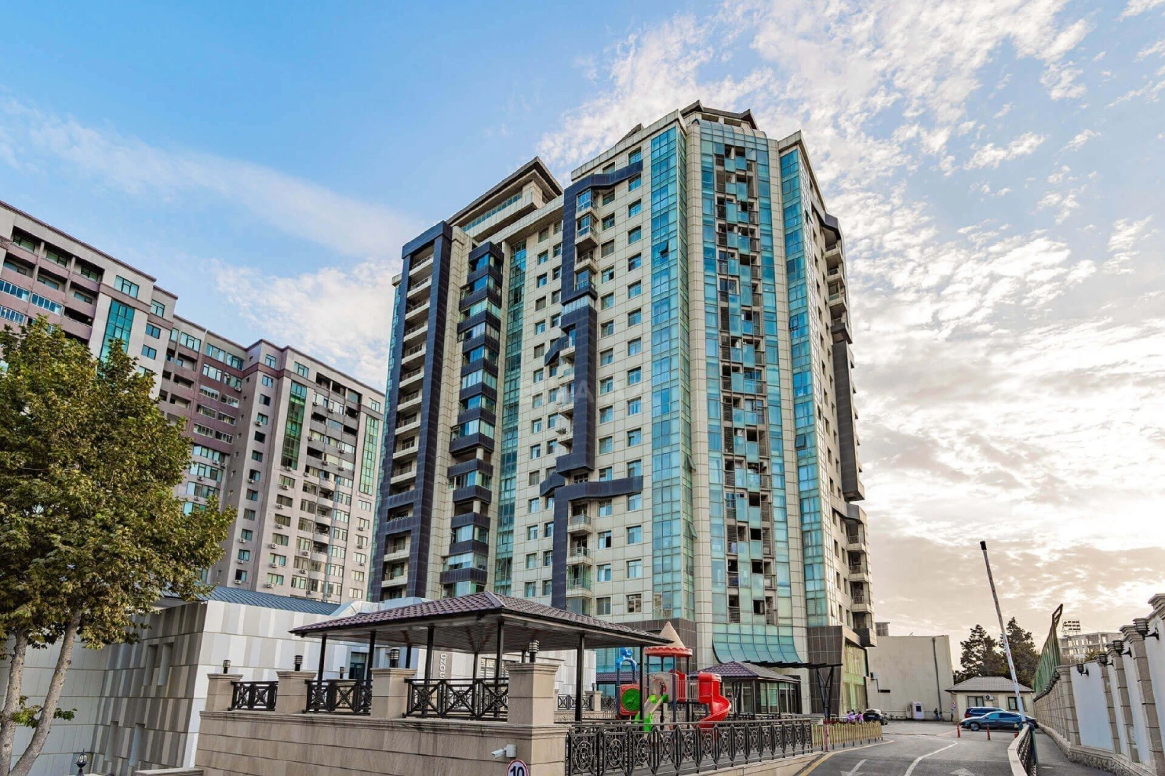 Satılır 3 otaqlı mənzil 157 m²