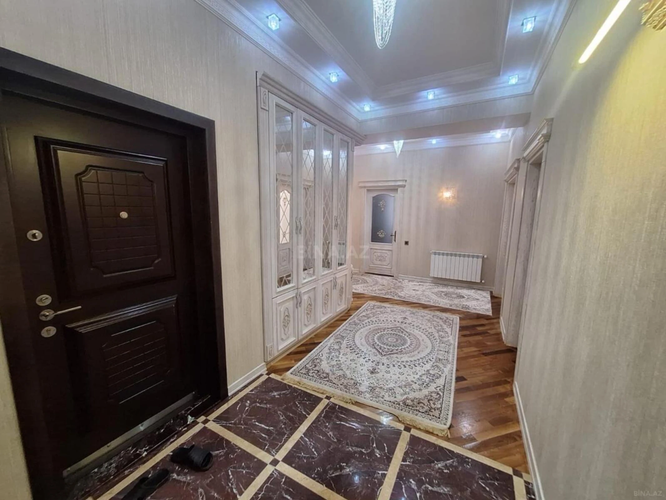 Satılır 4 otaqlı mənzil 220 m²