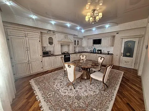 Satılır 4 otaqlı mənzil 220 m²