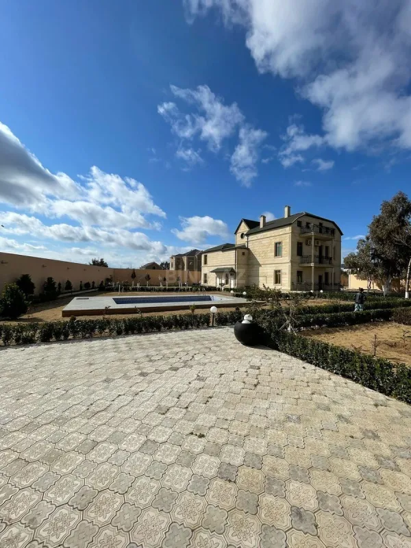 Satılır 8 otaqlı həyət evi 435 m²