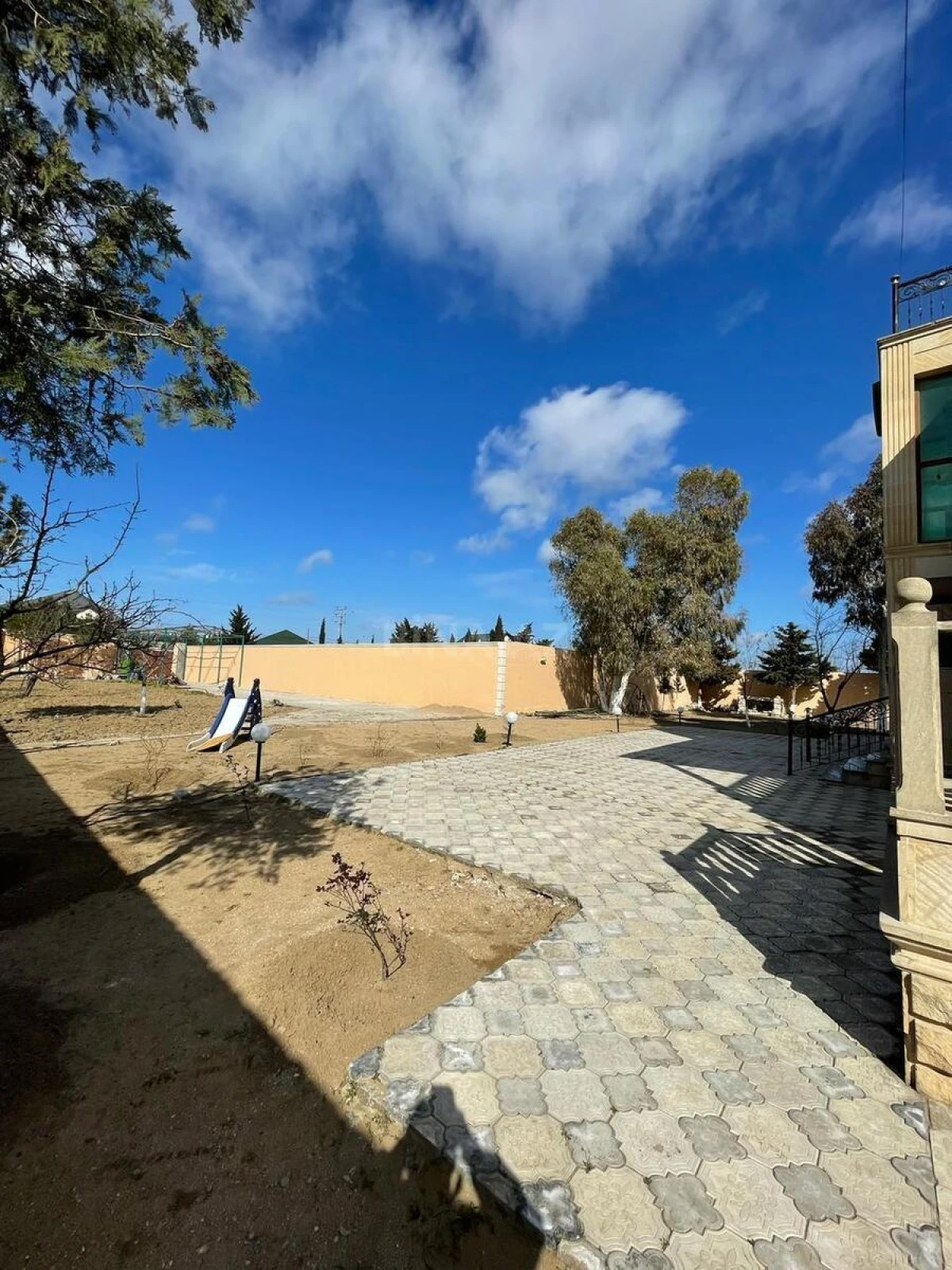 Satılır 8 otaqlı həyət evi 435 m²