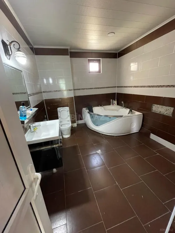 Satılır 8 otaqlı həyət evi 435 m²