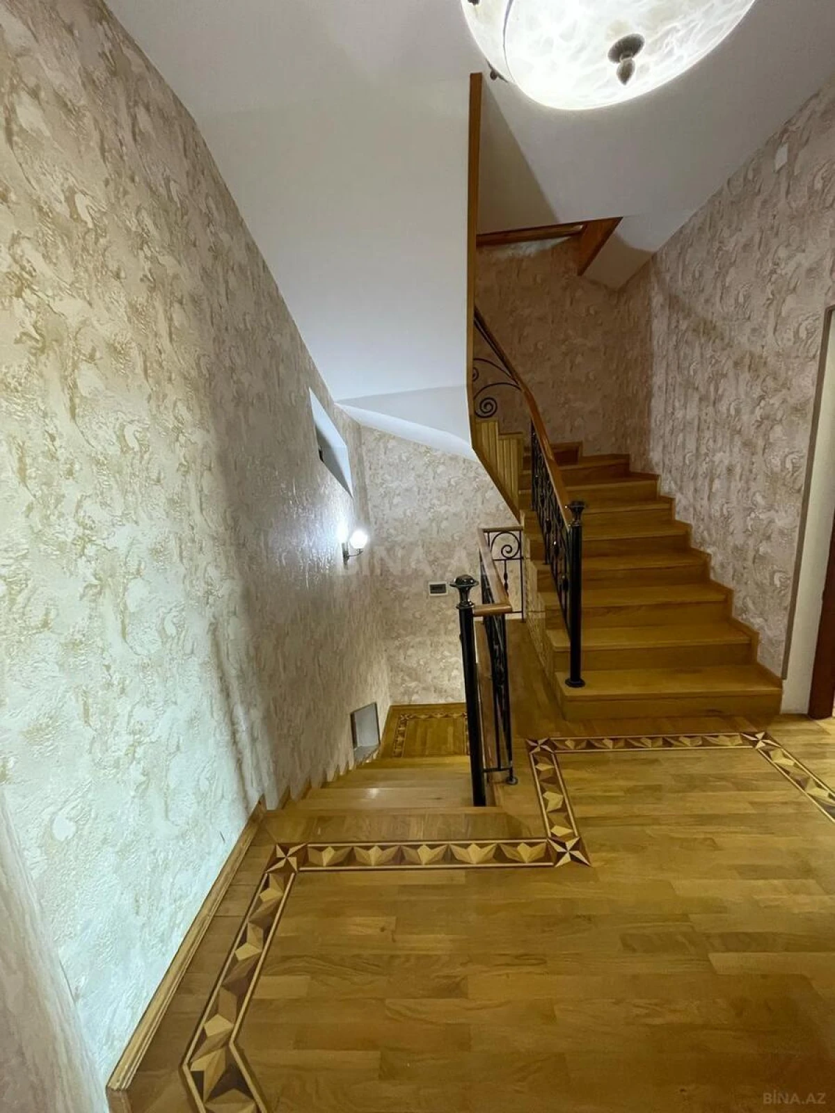 Satılır 8 otaqlı həyət evi 435 m²