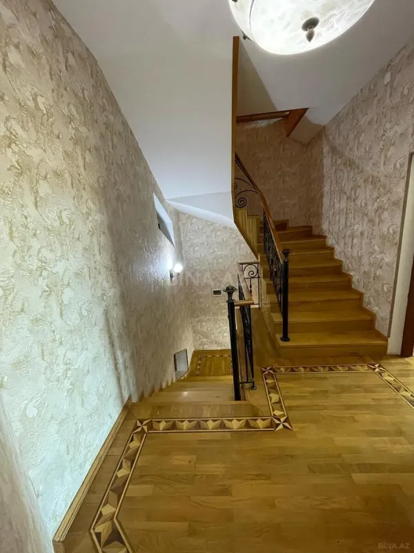 Satılır 8 otaqlı həyət evi 435 m²