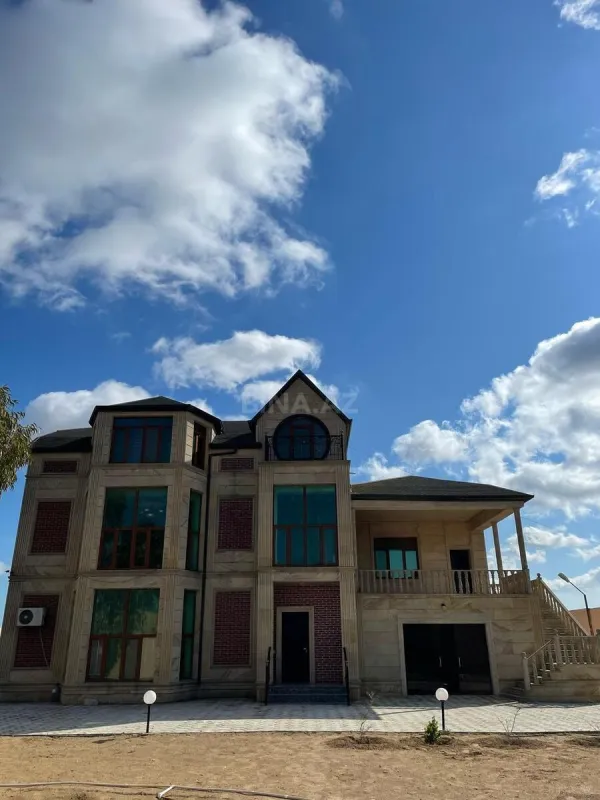 Satılır 8 otaqlı həyət evi 435 m²