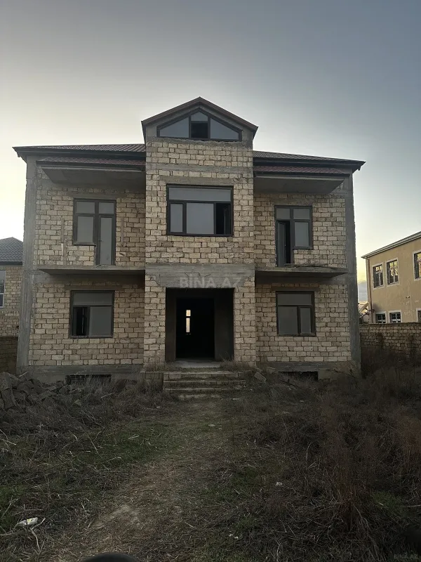 Satılır 7 otaqlı həyət evi 244 m²