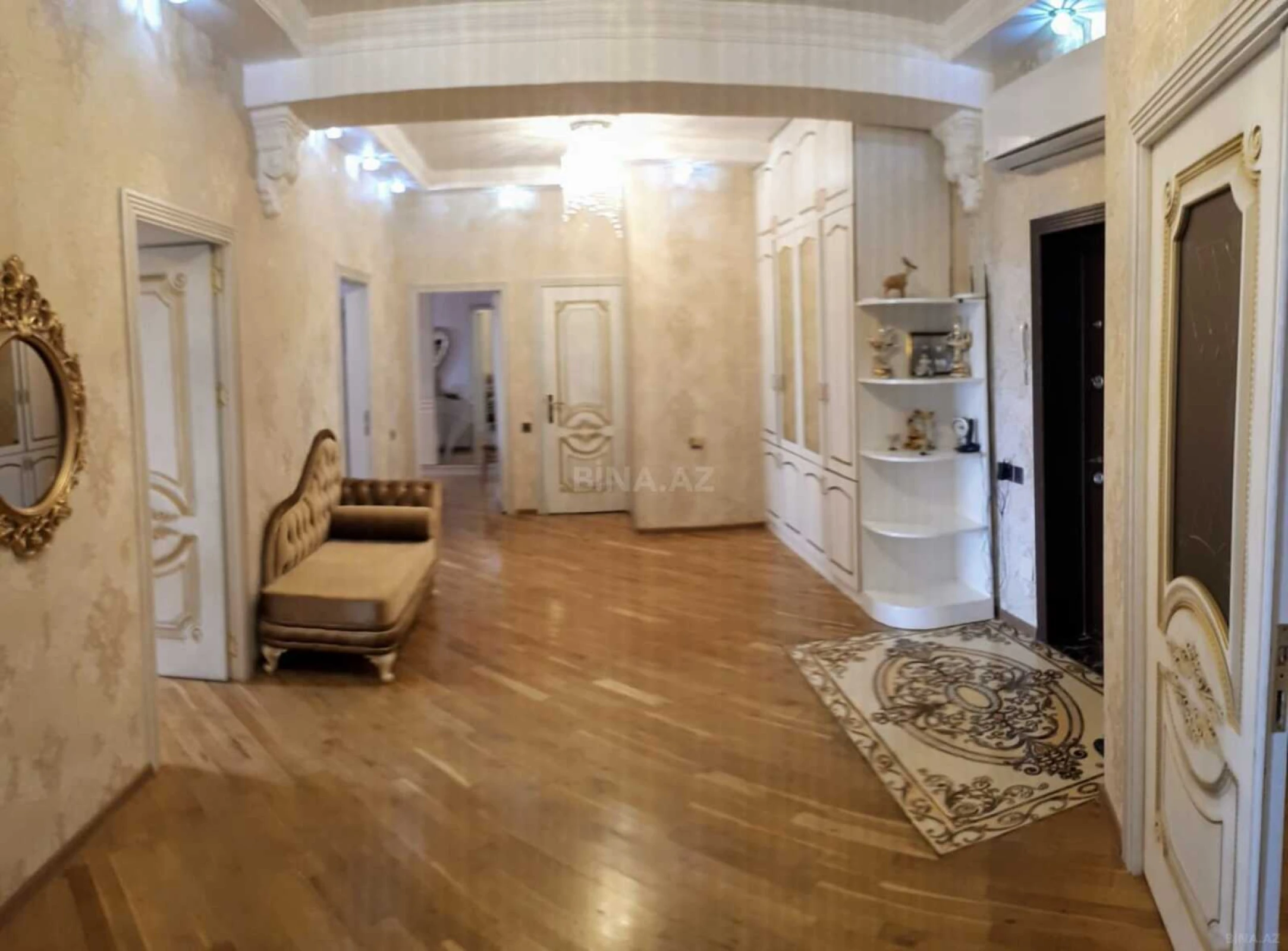 Satılır 4 otaqlı mənzil 190 m²