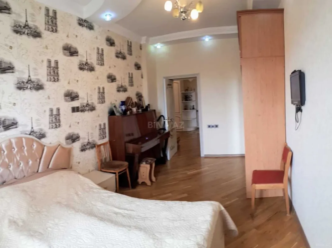 Satılır 4 otaqlı mənzil 190 m²