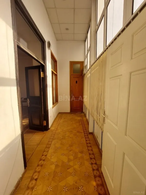 Satılır 9 otaqlı mənzil 310 m²