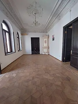 Satılır 9 otaqlı mənzil 310 m²
