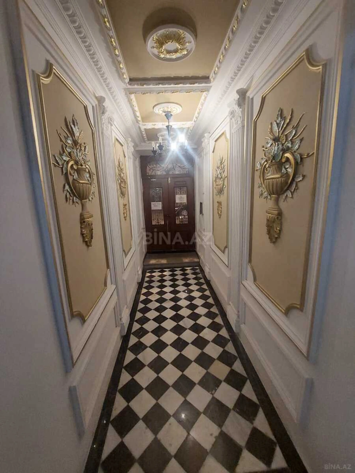 Satılır 9 otaqlı mənzil 310 m²