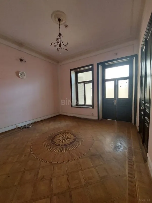 Satılır 9 otaqlı mənzil 310 m²